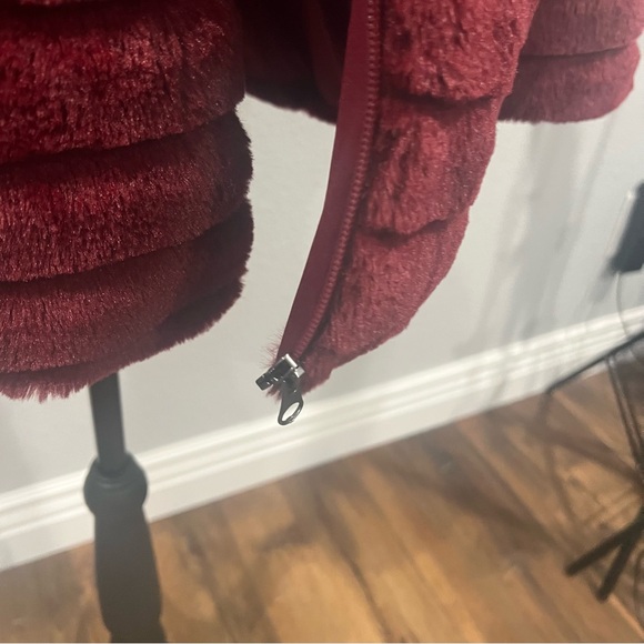 Tees2urdoor Womens Burgundy Faux Fur Jacket V Neck Zipper Closure Size XL NWT - Picture 3 of 7